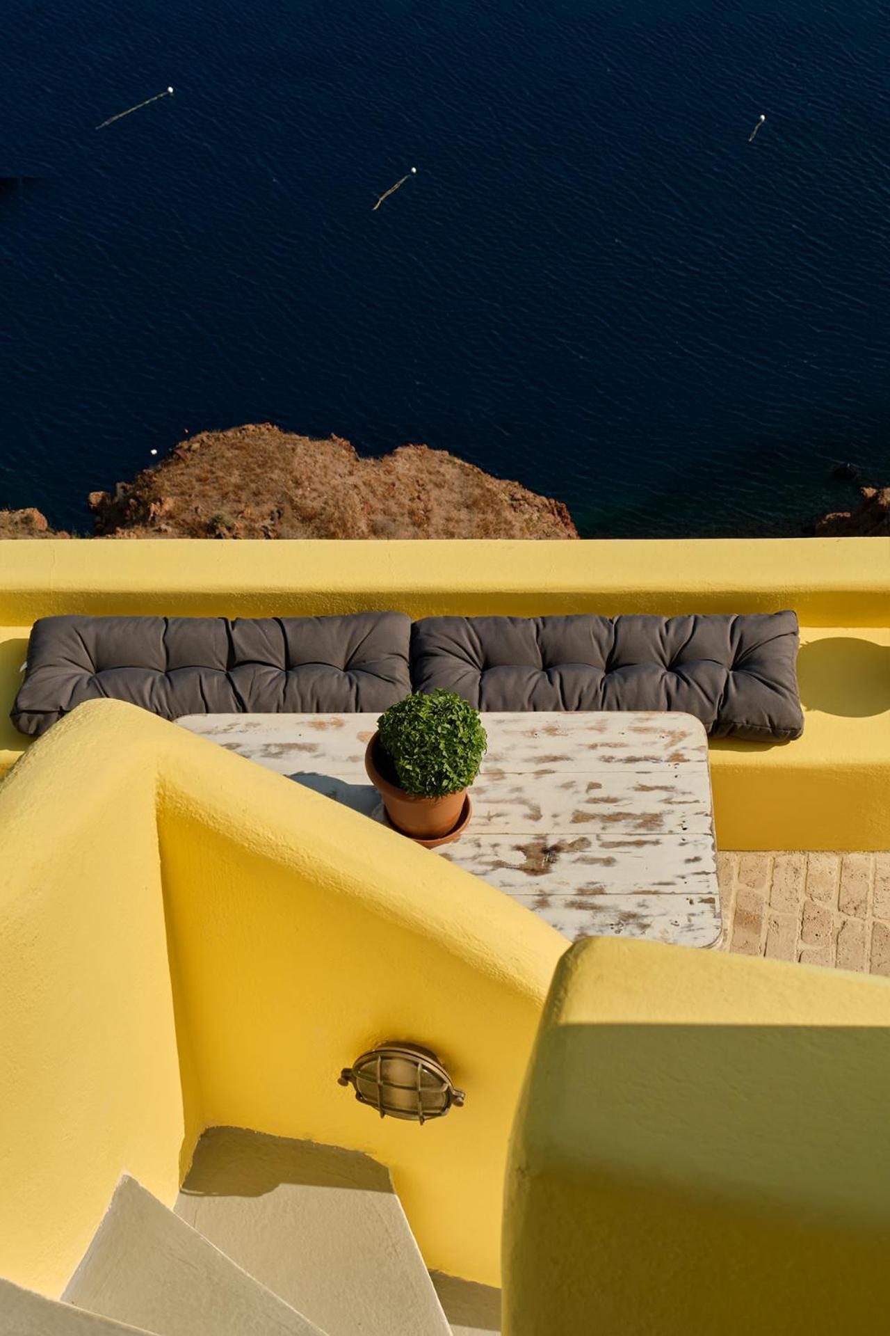 Ilivatos - Elegant Villa On The Caldera'S Edge Oia  Exterior photo