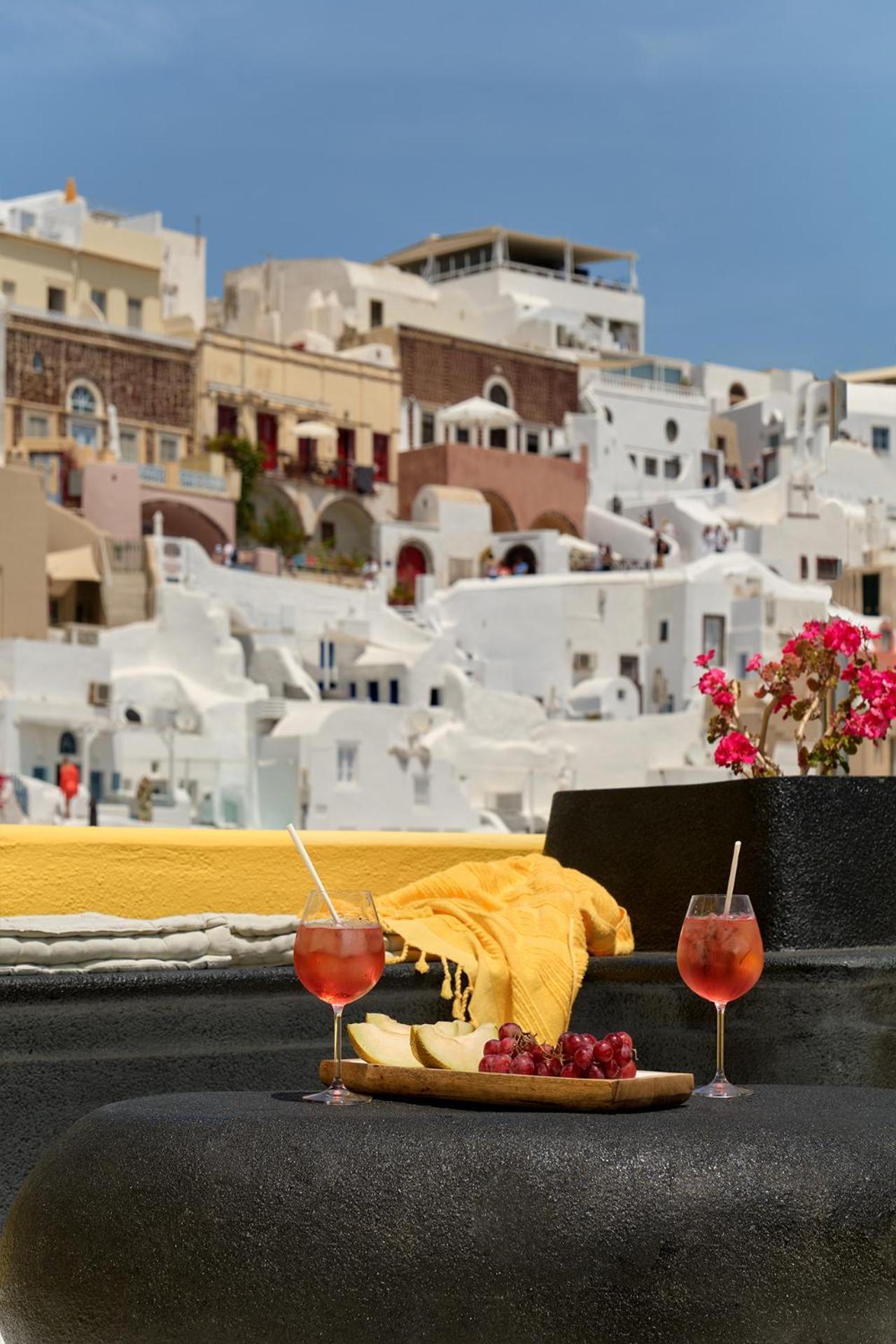 Ilivatos - Elegant Villa On The Caldera'S Edge Oia  Exterior photo